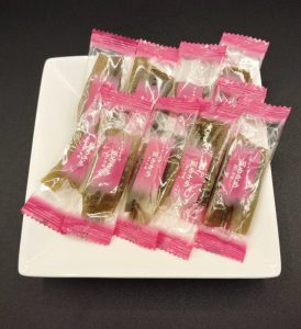 茎わかめ梅しそ白皿