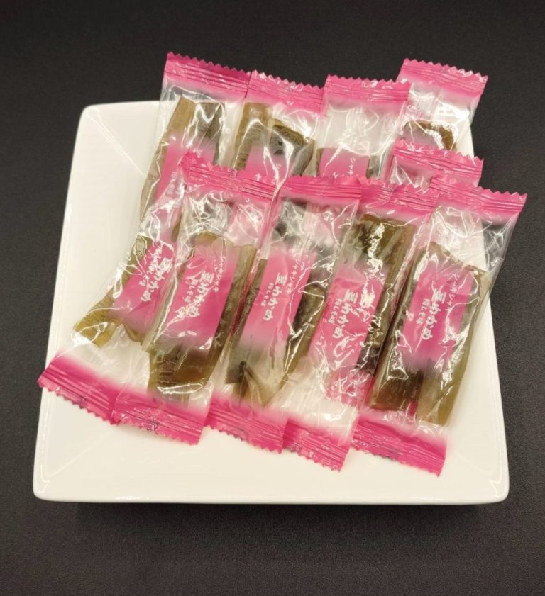茎わかめ梅しそ白皿
